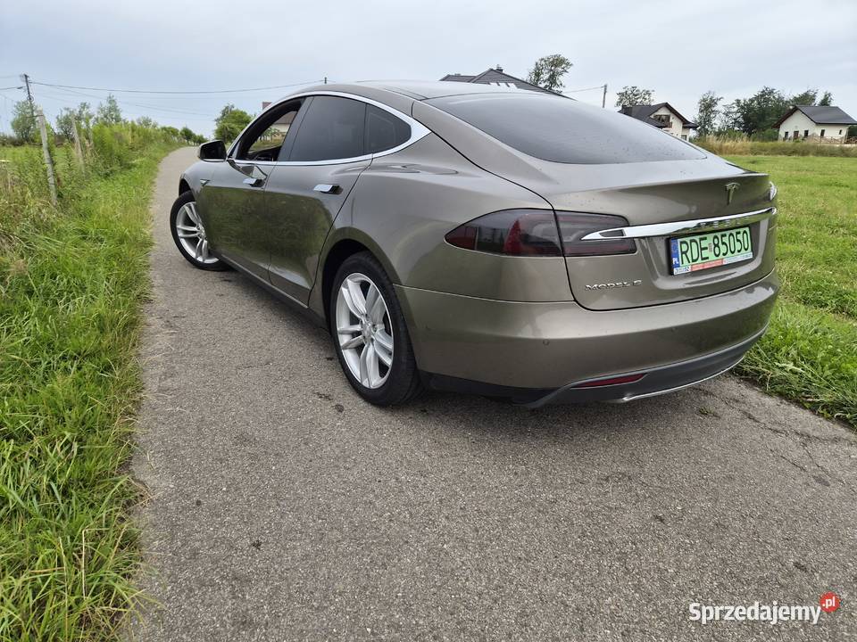 Tesla s Stobierna