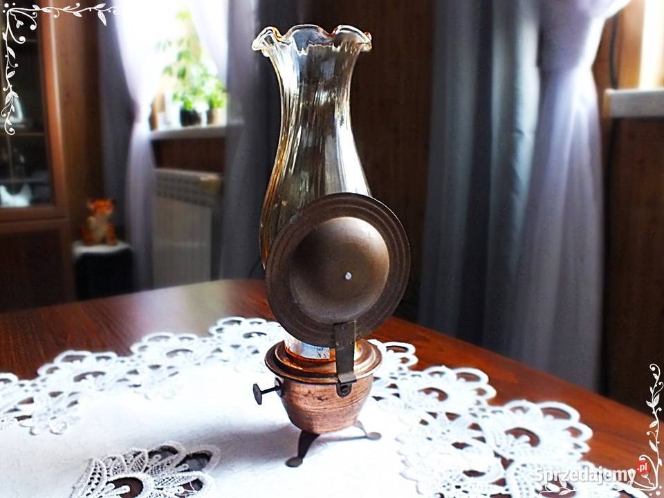 Stara mała lampka ala naftowa z malutką żarówką