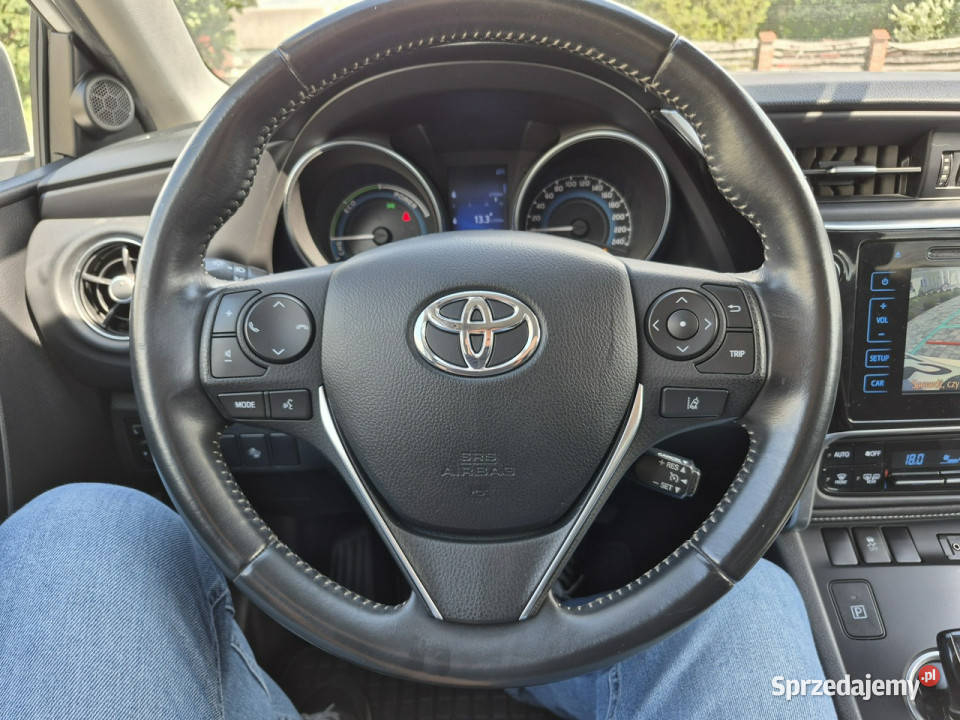 Toyota Auris 18 hybrid climatronic kamera grzane światła do jazdy dziennej