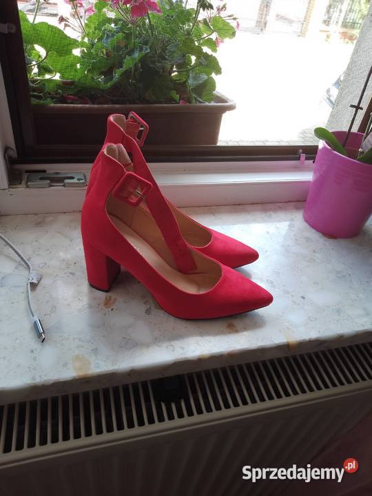 Buty czerwone na słupku
