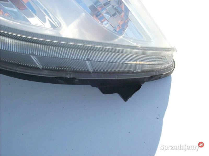 Yaris II Lampa lewy przod przednia lewa Valeo