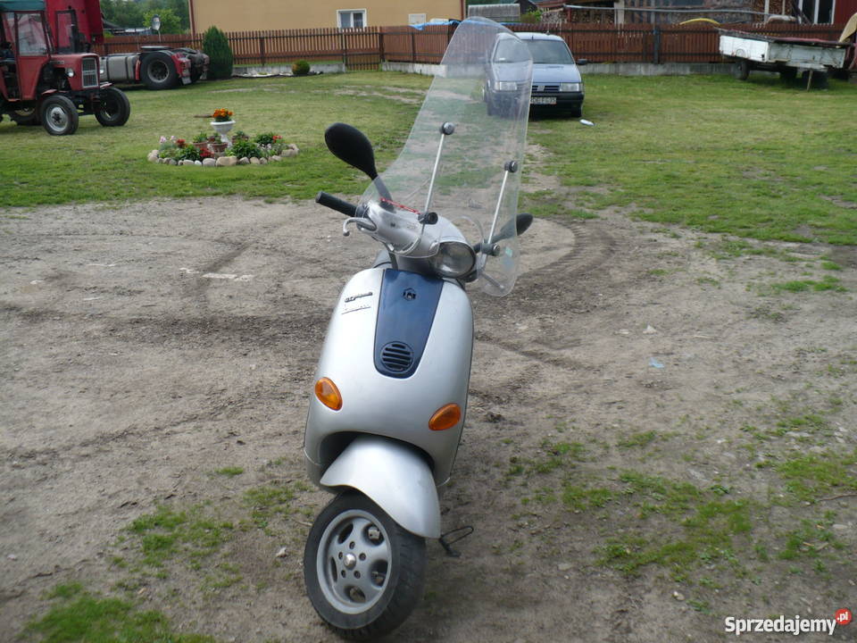 sprzedam kultowy włoski skuter Czarna sprzedam