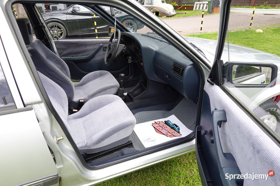 UNIKAT Opel Ascona C 1987 16 Benzyna 75 Przebieg manualna Zgierz sprzedam