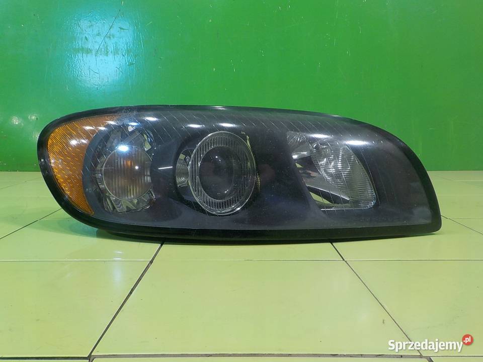 VOLVO C70 II 24 B AUT 07r 2D lampa prawa przod Suków