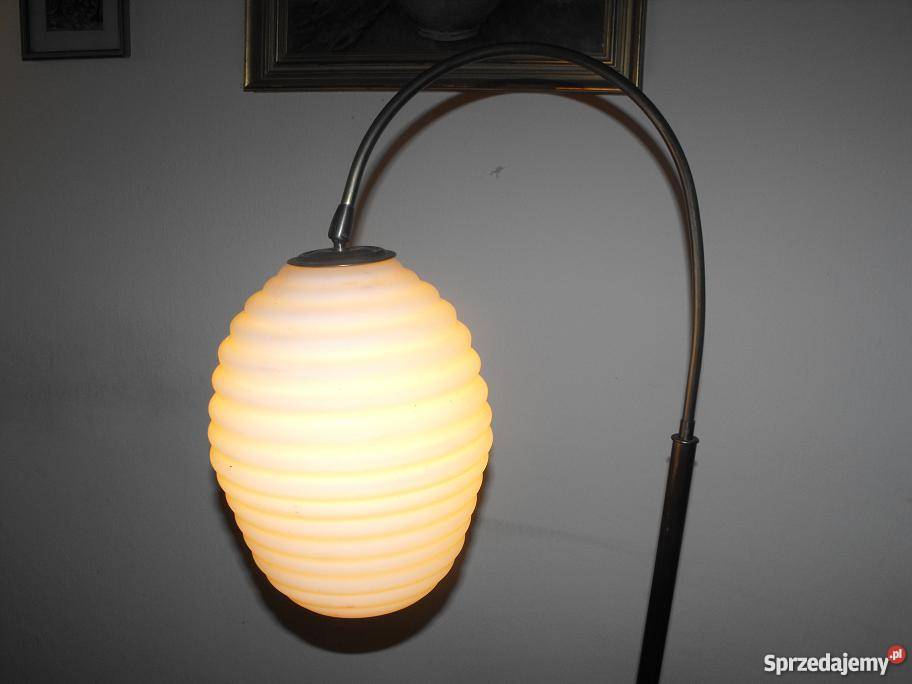 Lampa podłogowa ze stolikiemgazetnikiem na Skierniewice