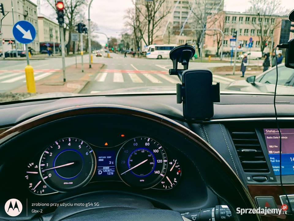 Srebrne Infiniti QX 80 z fotelami kapitańskimi