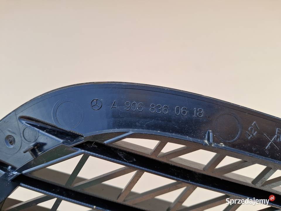 SPRINTER W906 KRATKA WLOT POWIETRZA MASKI LEWY Bieleń