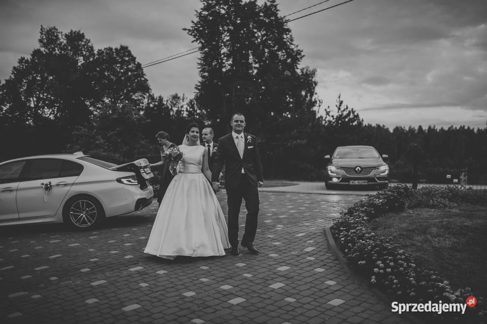 Suknia ślubna z trenem mikado