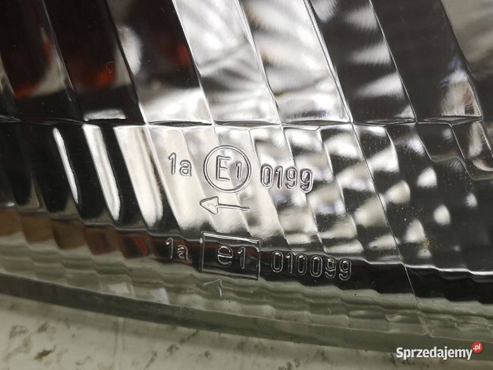 KIERUNKOWSKAZ PRAWY PRZÓD MITSUBISHI CARISMA Kierunkowskazy sprzedam