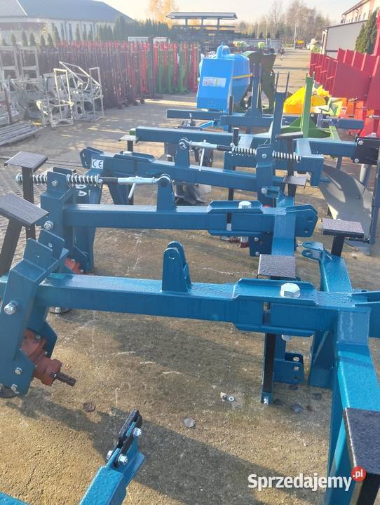 Świder ziemny z przesuwem hydraulicznym