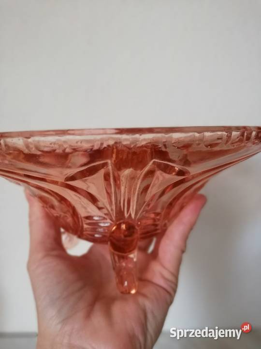 Różowa patera trzy nogi