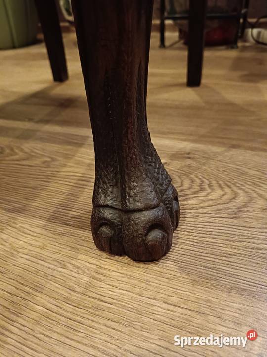 Stare krzesło drewniane z łapami lwa Lipno