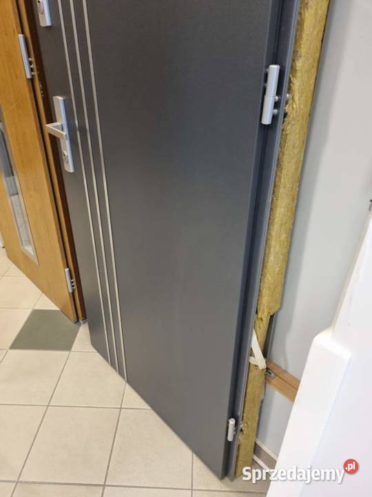 Drzwi zewnętrzne Wikęd do mieszkania 80 P Kielce sprzedam