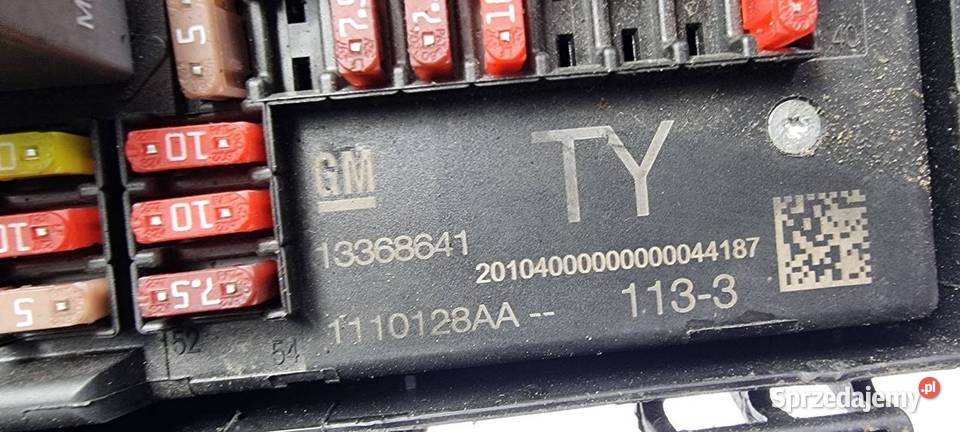 SKRZYNKA BEZPIECZNIKÓW OPEL ASTRA J 13368641 osobowe Lipno