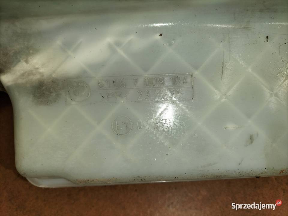 Zbiorniczek spryskiwaczy reflektorów szyby