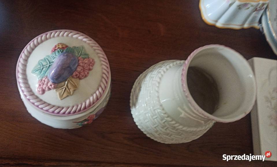 Pojemnik z truskawkami i śliwkami