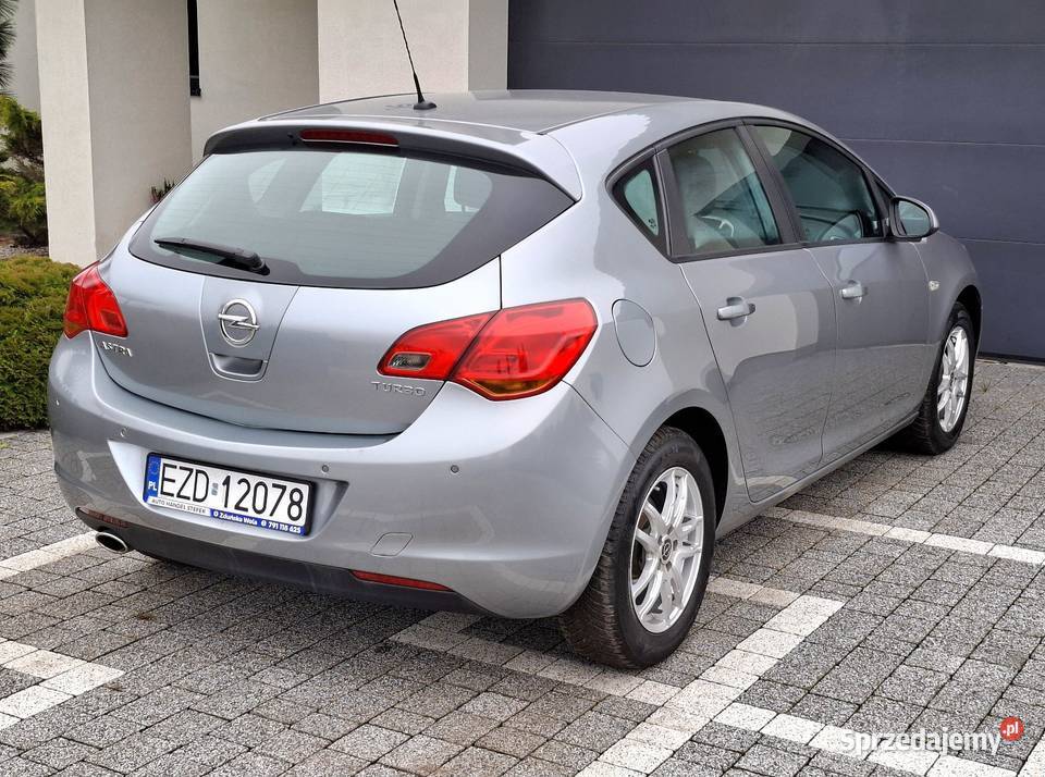 Podgrzewane fotele i kierownica klimatronik światła do jazdy dziennej Opel Zduńska Wola