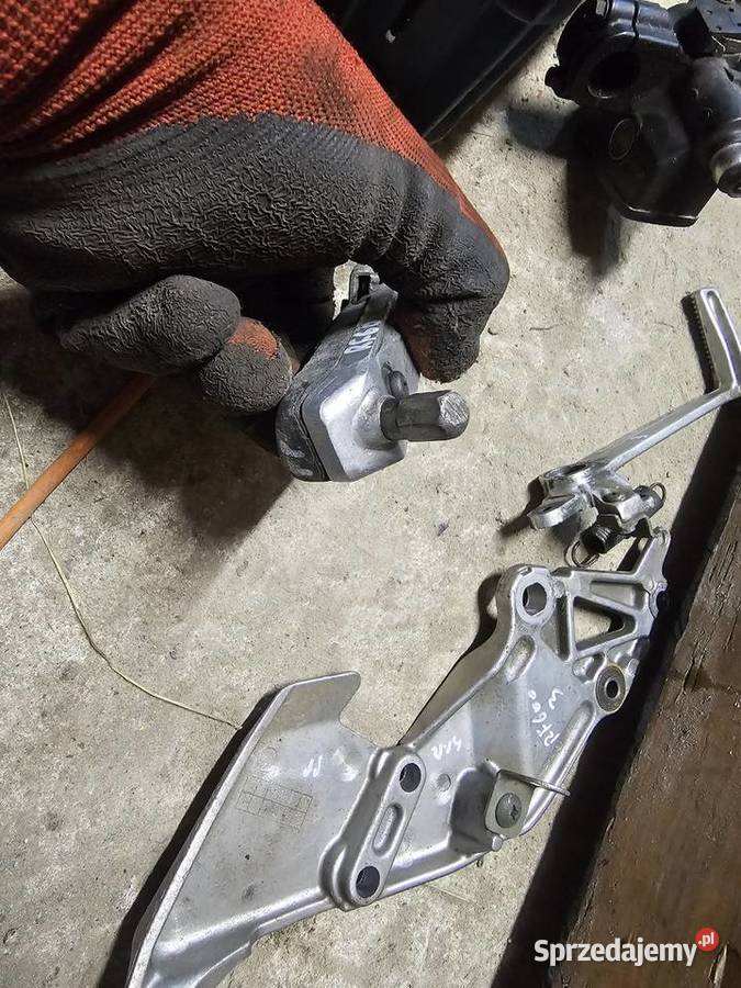 Suzuki RF 600 set prawy przedni podnóżek stopka