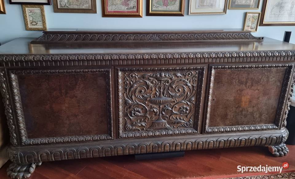 Komoda z pięknymi rzeźbieniami w stylu Szczecin