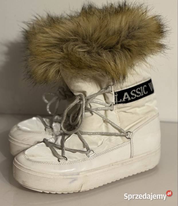 Białe śniegowce z futerkiem
