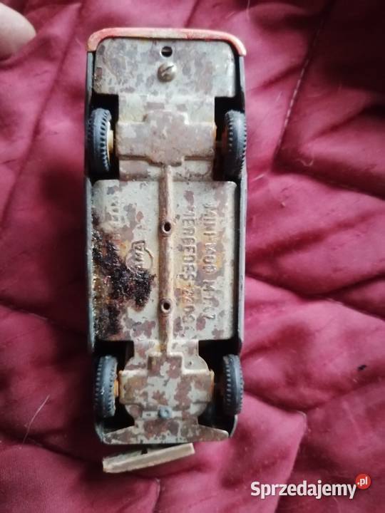 stary kolekcjonerski samochód zabawka