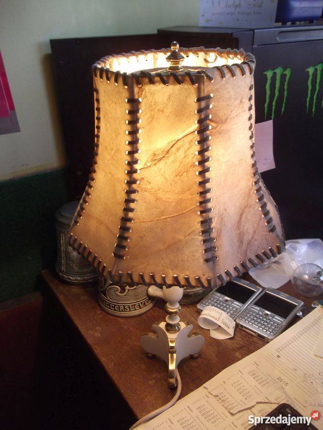 lampka lampa z mosiężną nogą i abażurem ze skóry