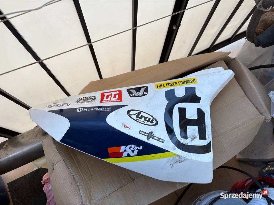 Boczek prawy zbiornika Husqvarna 701 20162025 n
