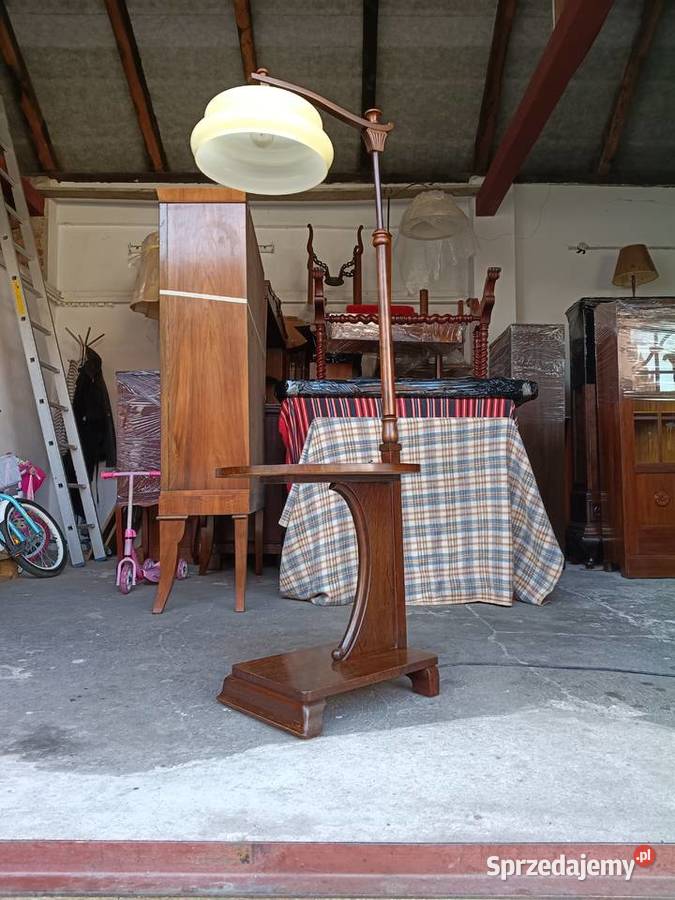 Lampa stojąca ze stolikiem bocznym w eleganckim Suchorzew