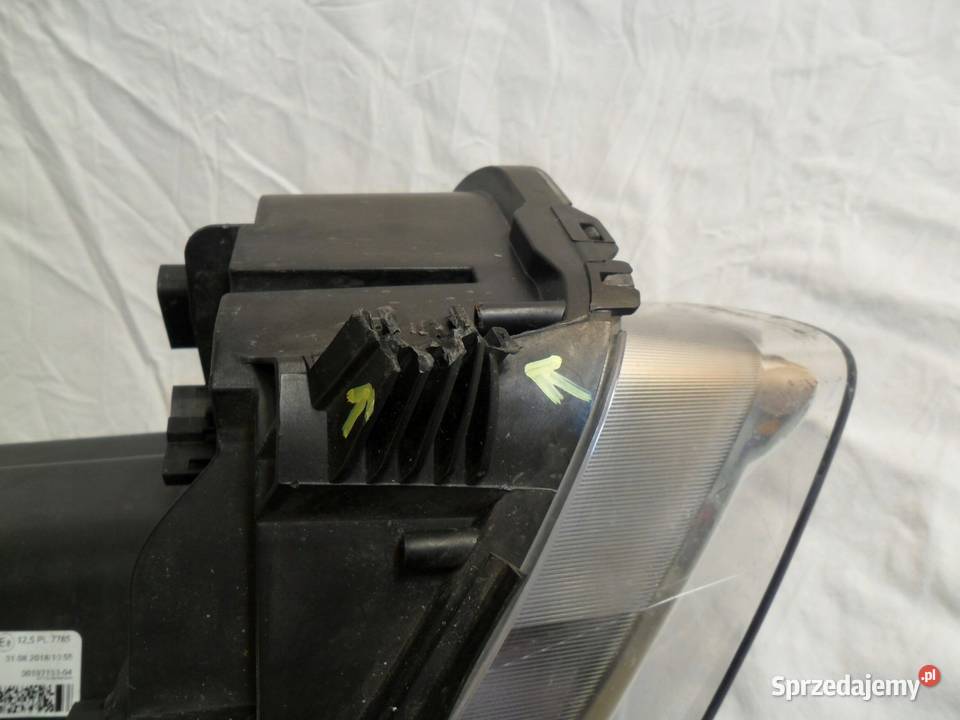 Toyota proace II 2reflektor xenon prawy lampa wielkopolskie Nowy Tomyśl