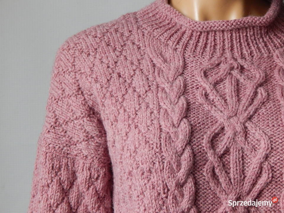wełniany sweter rękodzieło hand made pudrowy róż Kłobuck