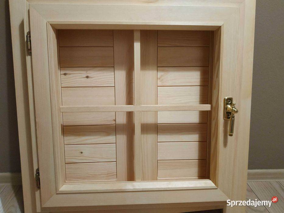 Okno drewniane z okiennicami Żołynia