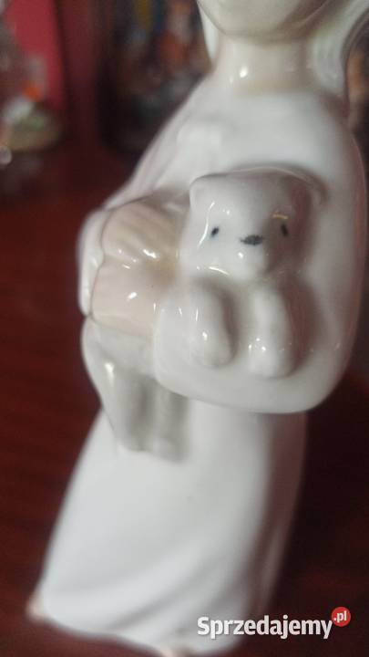 Figurka stojącej dziewcznki z pieskiem Bez Gdańsk