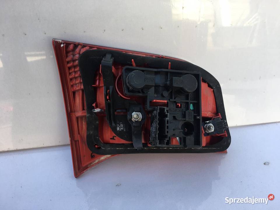 AUDI A6 PRAWA LAMPA W KLAPĘ KOMBI Ostroróg