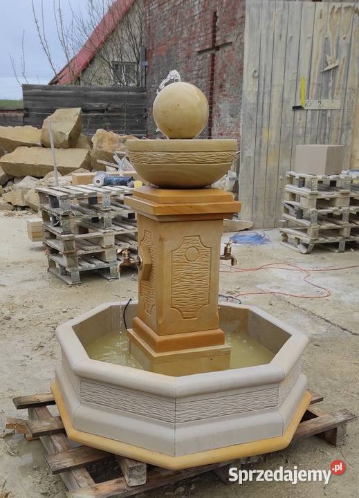 Piękna fontanna z naturalnego kamienia Kamienna Góra