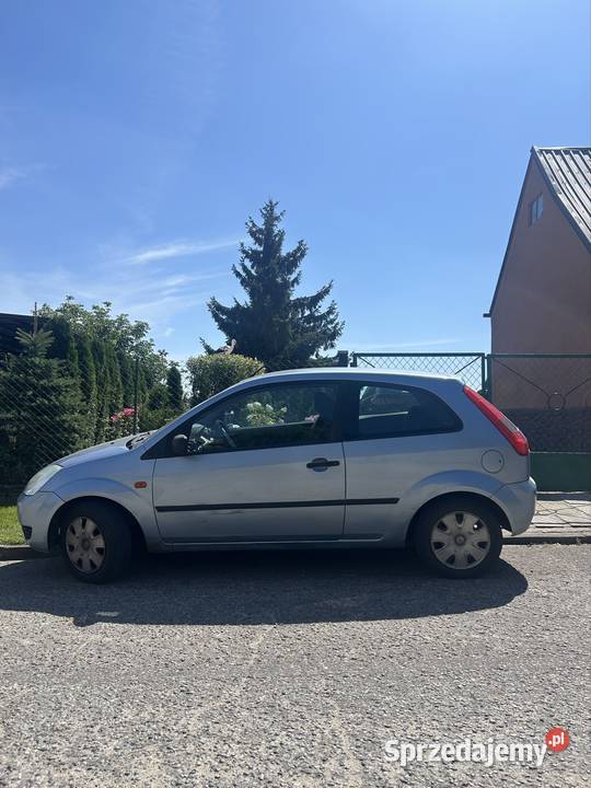 Ford fiesta niebiesko srebrny Mała Cerkwica