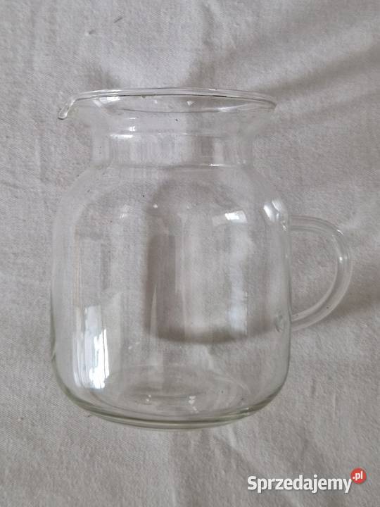 Mały dzbanekdzbanuszek ze szkła żaroodpornego