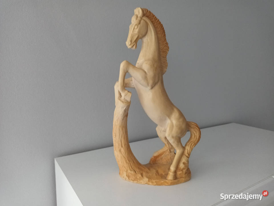 Rzeźba figura koń mustang