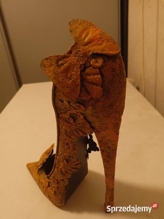 MetaloplastykaDekoracyjny damski but z cynowej Kraków