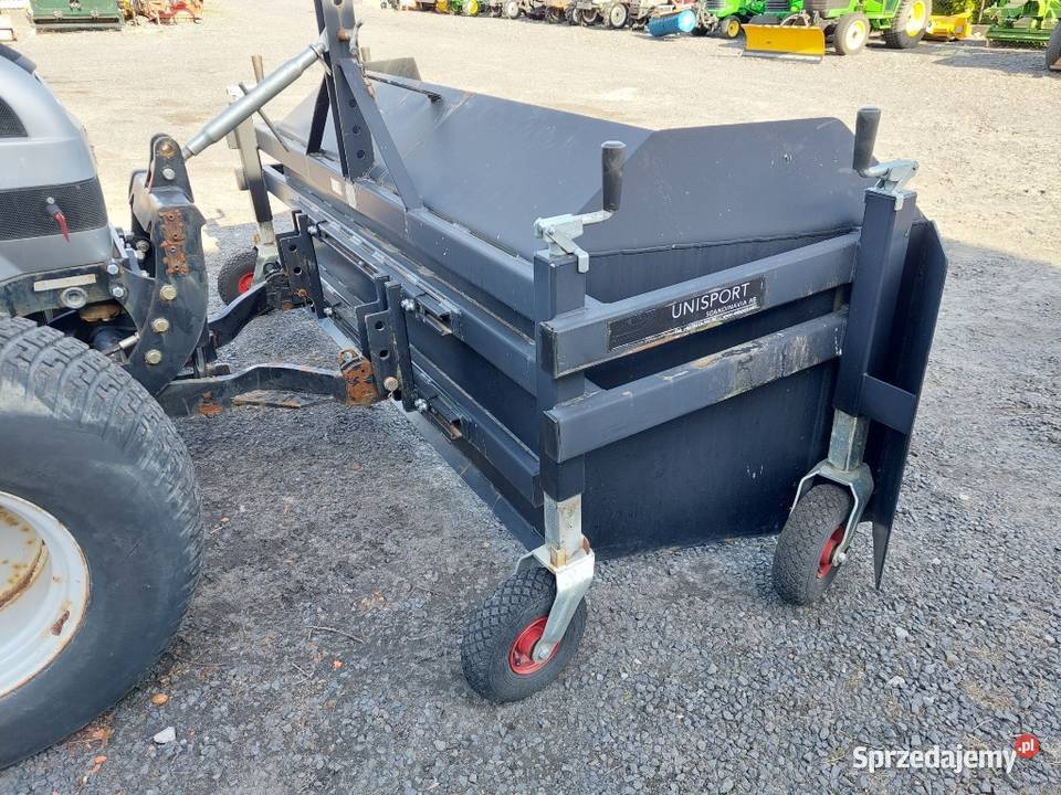 Pług spychacz śniegu do sztucznych nawierzchni