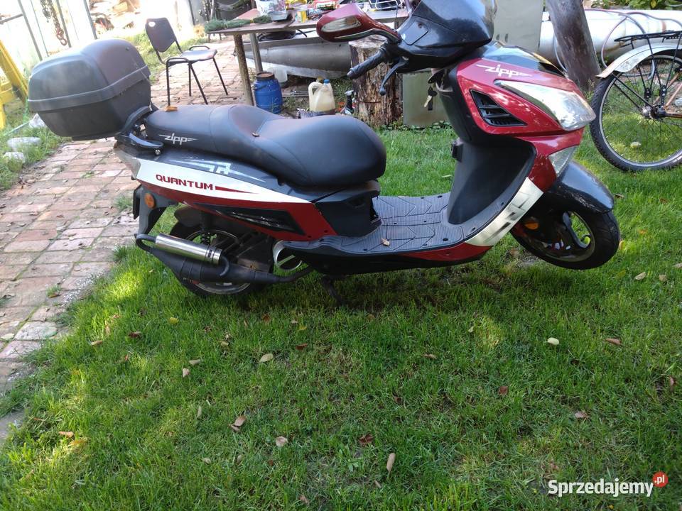 Skuter Zipp Quantum T2 50cm3  2010r 2 osoby Duży z kufrem + dwa kaski Skuter Zipp Quantum T2 50cm3  2010r 2 osoby Duży z kufrem + dwa kaski