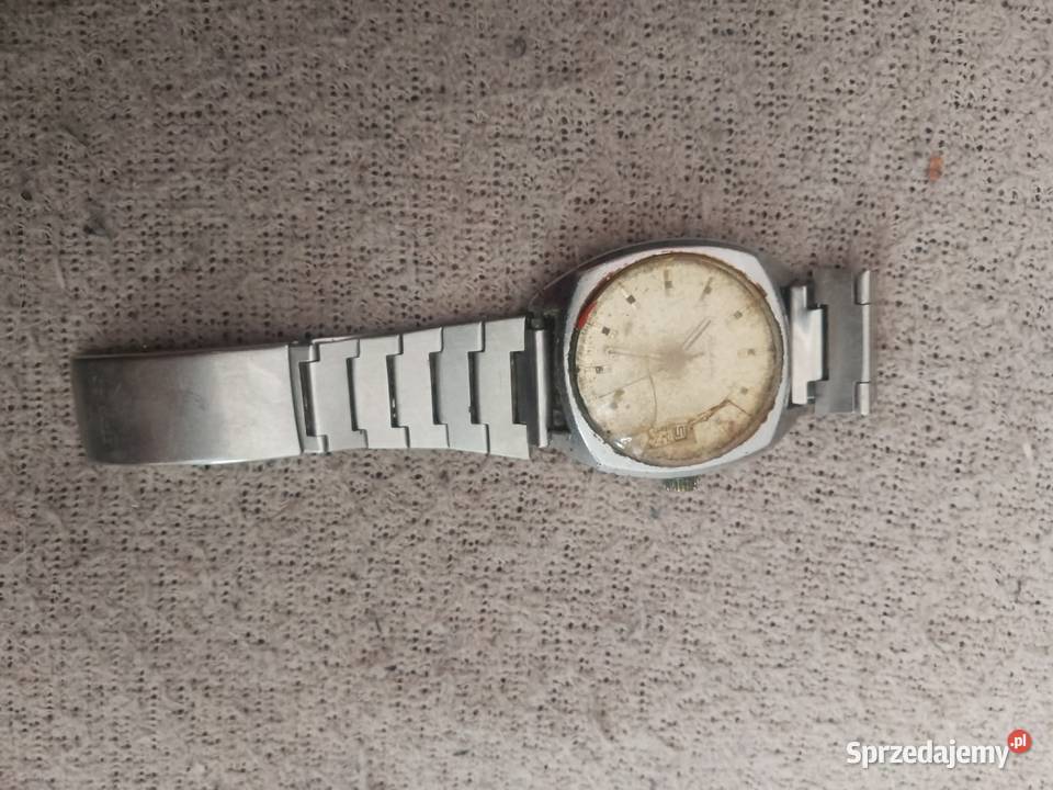 nakrecany zegarek raketa vintage z datownikiem