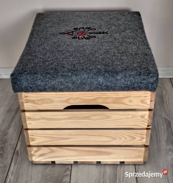 Stylowa regionalna pufa