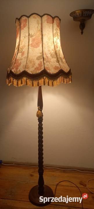 Wysoka drewniana lampa podłogowa z abażurem Skierniewice