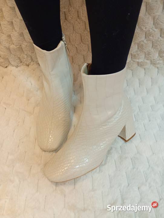 40 BoohooKremowe botki wieczorowe na szeroką Moda i Styl