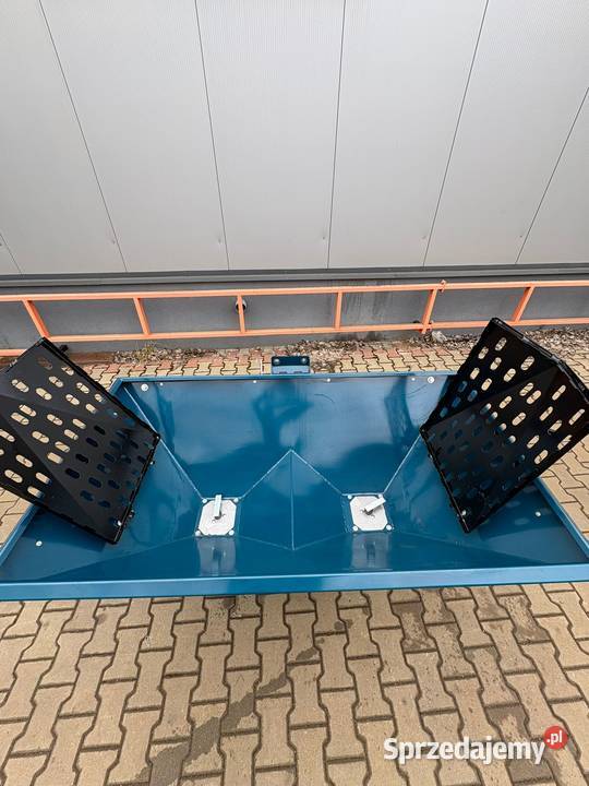 Dwutalerzowy rozsiewacz nawozu nieuszkodzony Powroźnik