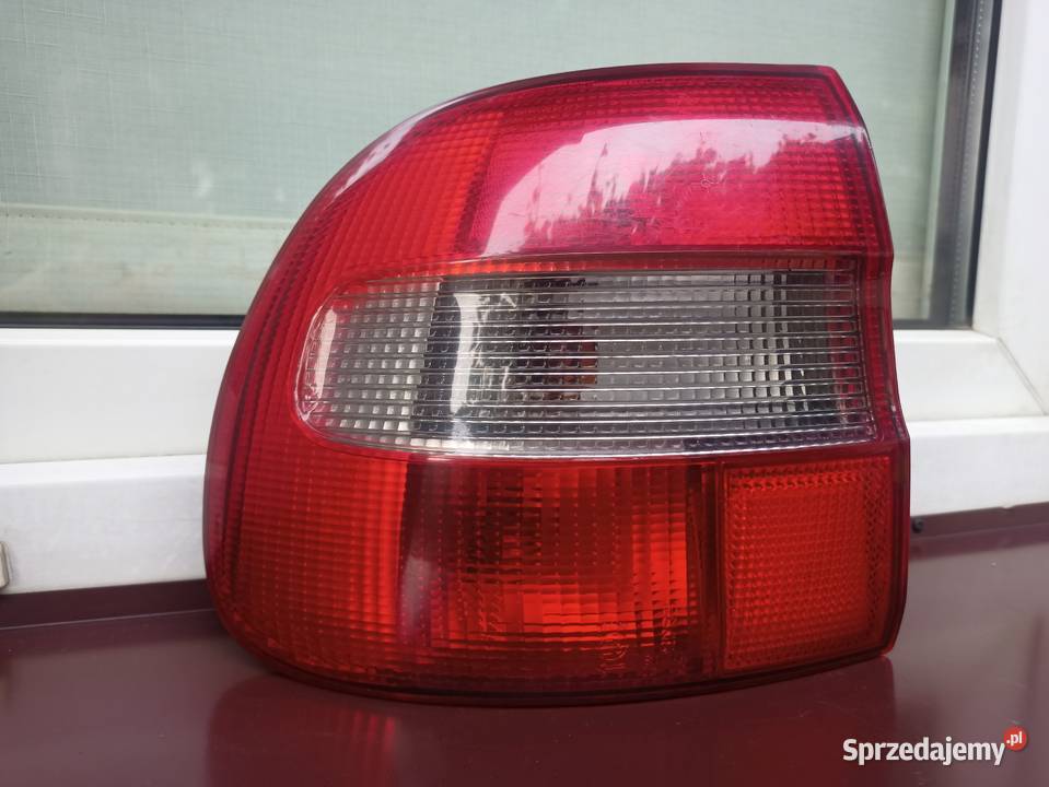 Volvo V40 lampa tył tylna lewa narożna w błotnik lampy tylne Sieradz