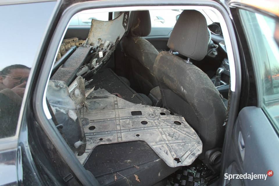 Peugeot 308 T9 20142021 uszkodzony