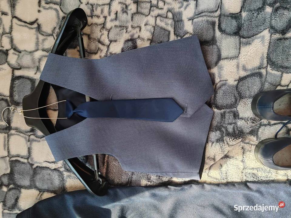 Do sprzedania garnitur chłopca na 152 buty