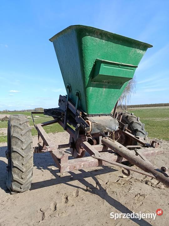 Ciągany rozsiewacz taśmowy do nawozu i wapna Sochaczew