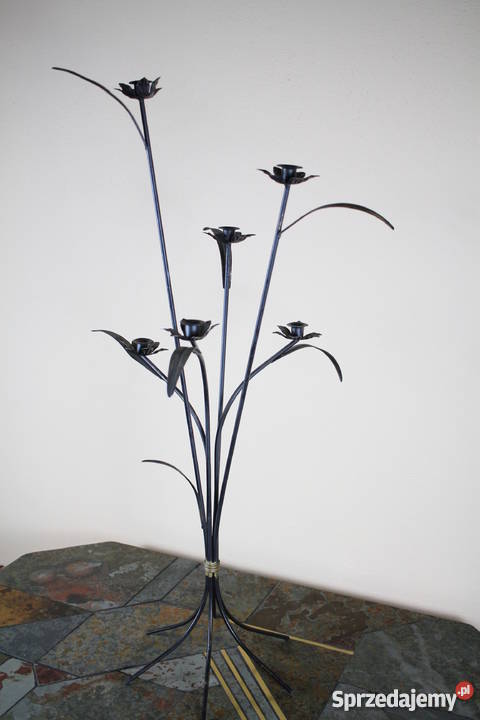 Piękny świecznik czarny